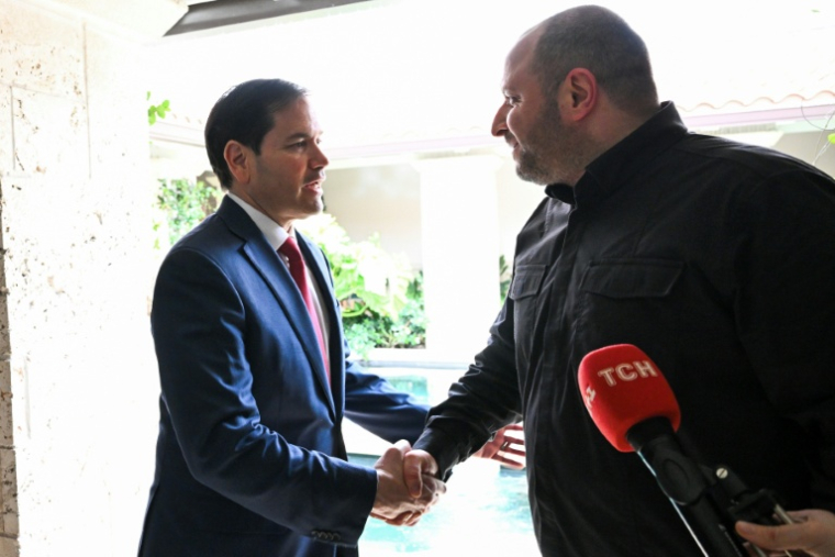 Le secrétaire d'Etat américain Marco Rubio et le chef de la délégation ukrainienne Roustem Oumerov à Hallandale Beach, en Floride, le 30 novembre 2025 ( AFP / CHANDAN KHANNA )