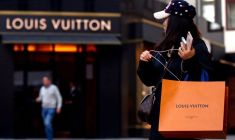 Une cliente Louis Vuitton à l'extérieur d'une succursale à Vienne, en Autriche