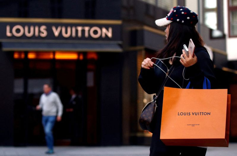 Une cliente Louis Vuitton à l'extérieur d'une succursale à Vienne, en Autriche