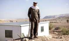 Abou Taleb, un éleveur bédouin, pose devant sa maison à Ras Ein al-Auja, dans la vallée du Jourdain, en Cisjordanie occupée, le 30 septembre 2025  ( AFP / JOHN WESSELS )