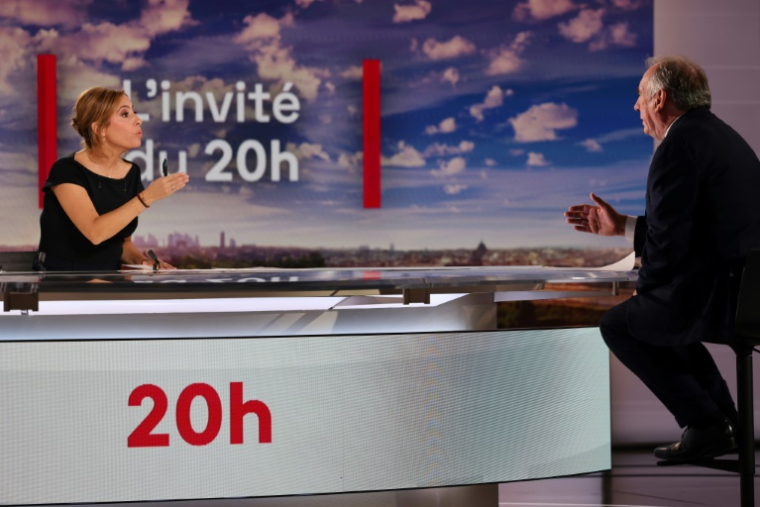 Le Premier ministre français François Bayrou (droite) s'exprime sur le plateau de télévision lors d'une interview avec la journaliste française Léa Salamé lors du JT du soir de la chaîne française France 2, à Paris, le 4 septembre 2025 ( AFP / Ludovic MARIN )