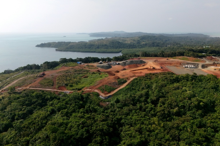 Photo prise le 5 septembre 2026 montrant le défrichement de terres côtières sur l’île de Babeldaob, à Palaos, pour l’installation d'un radar transhorizon de l’armée américaine ( AFP / - )