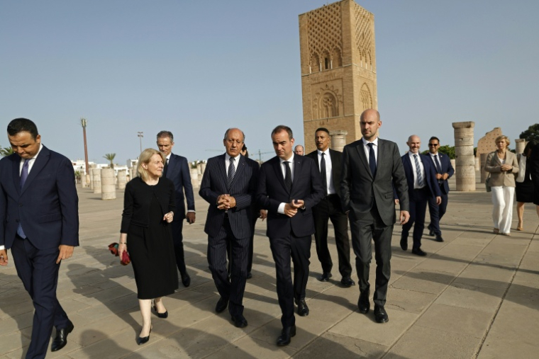 Le Premier ministre français Sébastien Lecornu (au centre) arrive avec sa délégation au Mausolée royal de Rabat, le 16 juillet 2026 ( AFP / Abdel Majid BZIOUAT )