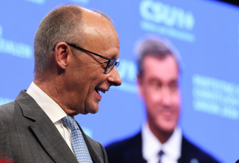 Le chancelier allemand Friedrich Merz devant un écran montrant le ministre-président de BavièreMarkus Söder, à Munich, le 24 octobre 2026 ( AFP / Alexandra BEIER )