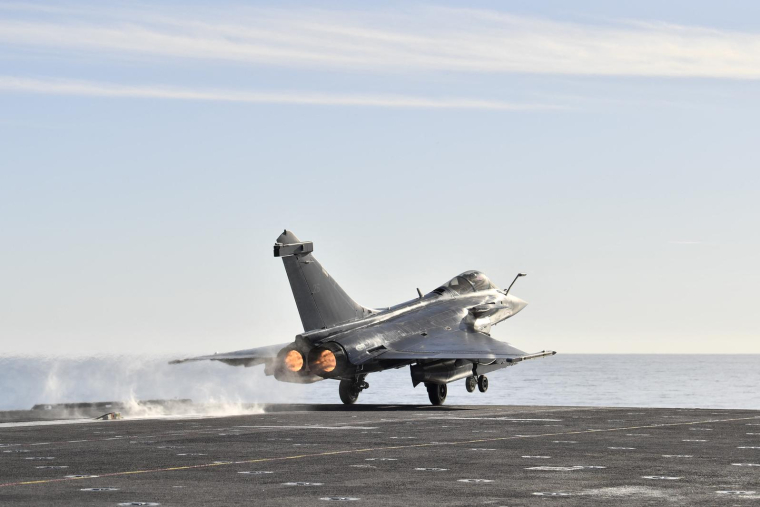 Un avion Rafale, en 2018, décollant du porte-avions Charles de Gaulle ( AFP / CHRISTOPHE SIMON )