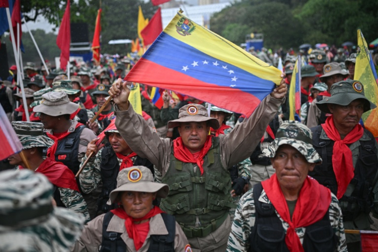 Des membres de la Milice nationale bolivarienne pendant une cérémonie à Caracas, le 10 décembre 2025 ( AFP / Federico PARRA )