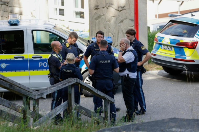 Des policiers devant un établissement d'enseignement secondaire à Schongau, où plusieurs personnes ont été blessées et un suspect arrêté après une attaque, le 8 juillet 2026 en Allemagne ( AFP / Michaela Stache )