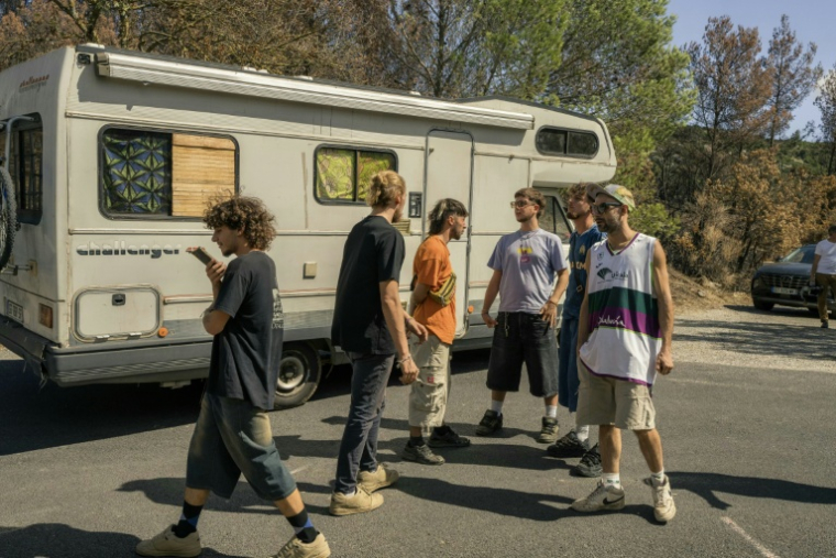 Des personnes attendent pour accéder au site d'une rave party à Fontjoncouse, dans l'Aude, le 30 août 2025 ( AFP / Idriss Bigou-Gilles )