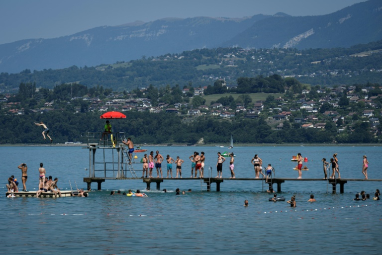 Des baigneurs au Bourget-du-Lac, en Savoie, le 8 août 2025 ( AFP / JEAN-PHILIPPE KSIAZEK )