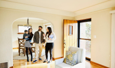 Votre logement peut être dévalorisé s’il est trop personnel ou défraîchi. Il convient de le préparer pour la vente pour espérer faire une plus-value. ( crédit photo : GettyImages )