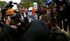 Les membres du groupe Kneecap, dont le chanteur Liam O'Hanna, alias Mo Chara, portent des cagoules aux couleurs du drapeau irlandais à leur arrivée au tribunal de Woolwich, à Londres, le 26 septembre 2025 ( AFP / CARLOS JASSO )