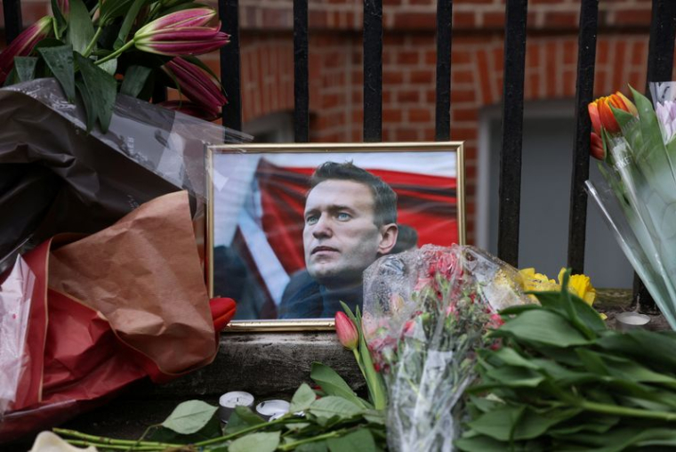 Manifestation devant l'ambassade de Russie après la mort d'Alexei Navalny, à Londres