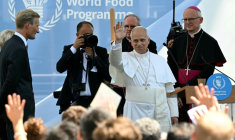 Le pape Léon XIV salue la foule lors d'une visite au siège du Programme alimentaire mondial (PAM), à Rome, le 22 juin 2026. ( AFP / Andreas SOLARO )