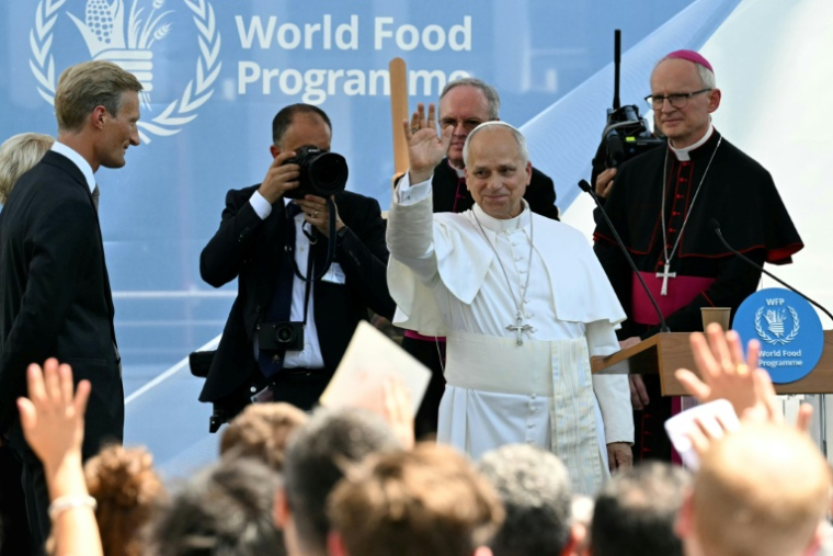 Le pape Léon XIV salue la foule lors d'une visite au siège du Programme alimentaire mondial (PAM), à Rome, le 22 juin 2026. ( AFP / Andreas SOLARO )
