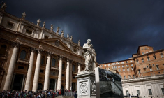 Vue de la statue de saint Pierre et de la basilique Saint-Pierre, au Vatican