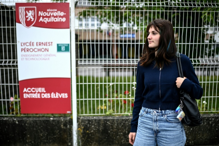 Clémentine Avogadro devant son lycée Ernest Pérochon à Parthenay, le 4 juin 2025 dans les Deux-Sèvres ( AFP / Christophe ARCHAMBAULT )