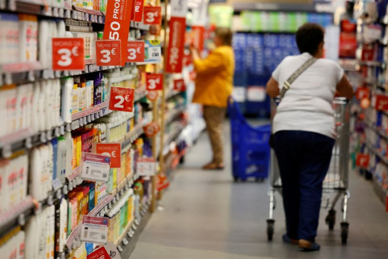 Photo des gens qui font leurs courses dans un supermarché près de Paris