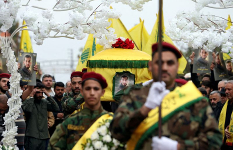 Des membres du Hezbollah lors des funérailles d'un compatriote à Mashghara, au Liban