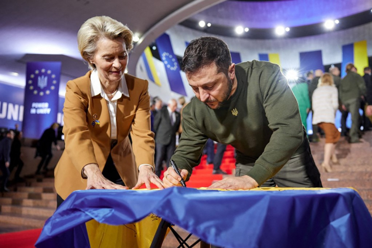 L'UE prévoit des sanctions contre Moscou pour l'anniversaire de l'invasion de l'Ukraine ( Ukrainian presidential press-ser / STR )