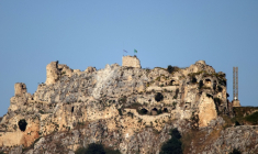 Le drapeau israélien flotte sur la forteresse médiévale de Beaufort, dont Israël a annoncé s'être emparé dans le cadre de l'extension de ses opérations terrestres dans le sud du Liban, le 31 mai 2026 ( AFP / - )