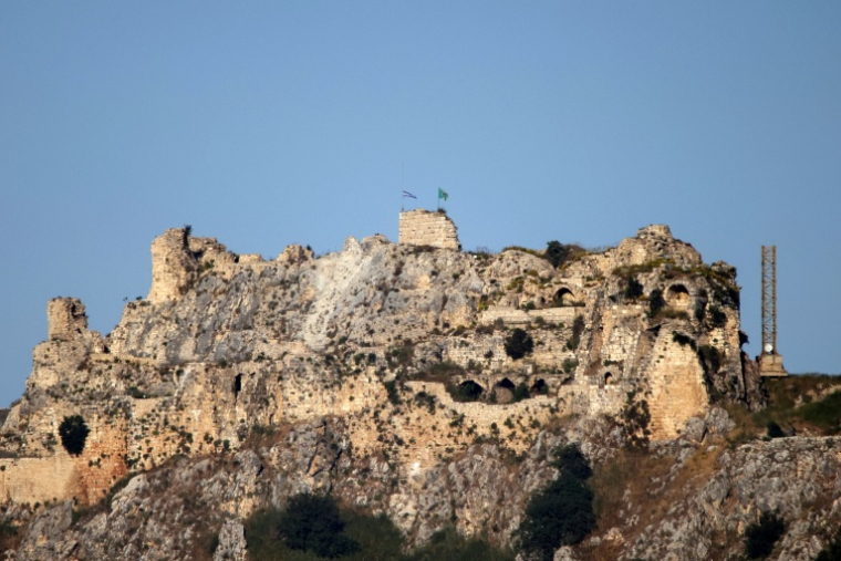 Le drapeau israélien flotte sur la forteresse médiévale de Beaufort, dont Israël a annoncé s'être emparé dans le cadre de l'extension de ses opérations terrestres dans le sud du Liban, le 31 mai 2026 ( AFP / - )