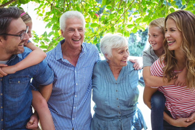 «Grande transmission»: comment les grands-parents peuvent-ils commencer à donner à leurs petits-enfants (donations, assurance-vie, démembrement…) sans pénaliser leurs enfants ni leur propre retraite? ( crédit photo : Getty Images/iStockphoto )