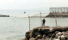 Des dizaines de personnes nagent pour tenter d'atteindre l'enclave espagnole de Ceuta depuis le Maroc, comme le montre cette capture d'écran d'une vidéo tournée par une journaliste de l'AFP, le 30 juillet 2026 ( AFP / Lucía DIAZ )