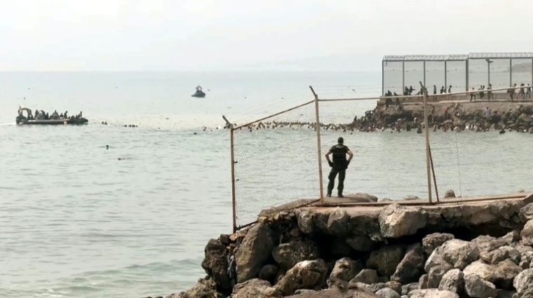 Des dizaines de personnes nagent pour tenter d'atteindre l'enclave espagnole de Ceuta depuis le Maroc, comme le montre cette capture d'écran d'une vidéo tournée par une journaliste de l'AFP, le 30 juillet 2026 ( AFP / Lucía DIAZ )