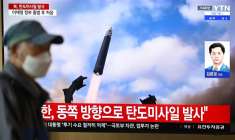 Un écran de télévision diffuse un journal télévisé avec des images d'archives d'un test de missile nord-coréen, dans une gare de Séoul, le 22 octobre 2025 en Corée du Sud ( AFP / Jung Yeon-je )