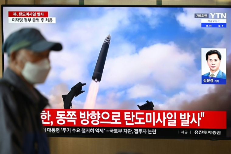 Un écran de télévision diffuse un journal télévisé avec des images d'archives d'un test de missile nord-coréen, dans une gare de Séoul, le 22 octobre 2025 en Corée du Sud ( AFP / Jung Yeon-je )