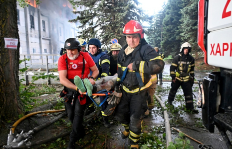 Une personne blessée est secourue après une frappe russe à Kharkiv, dans l'est de l'Ukraine, le 7 juin 2025 ( AFP / SERGEY BOBOK )