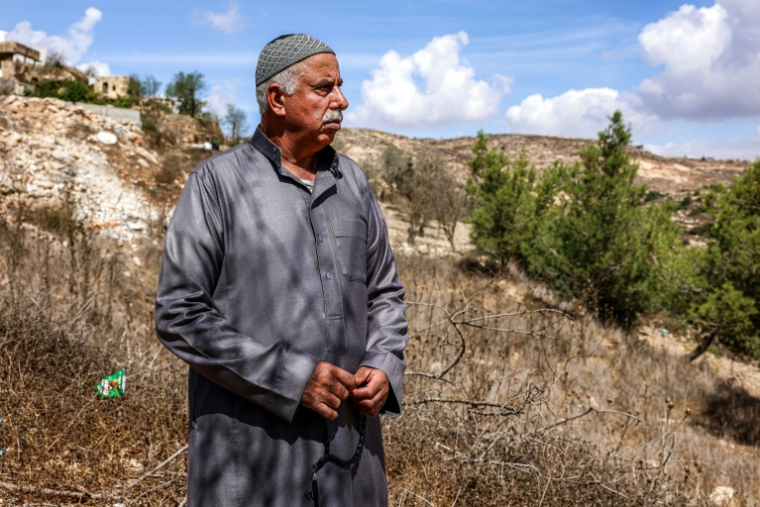 Mahmoud al-Toubasi, un Palestinien de 60 ans forcé à quitter son domicile après une attaque de colons israéliens, dans le village de Jalud, en Cisjordanie, le 29 septembre 2026 ( AFP / Zain JAAFAR )