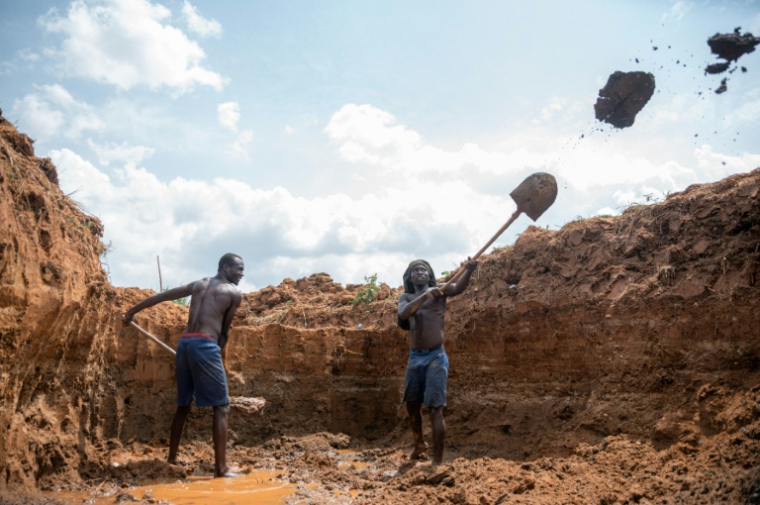 Des chercheurs d'or dans un site d'extraction artisanal à Mongbwalu, la province de l'Ituri, dans l'est de la RDCongo, le 16 juin 2026 ( AFP / Jospin Mwisha )