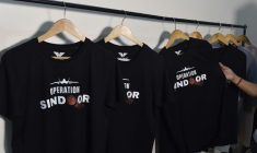 Des t-shirts Opération SINDOOR dans une boutique de Ludhiana, en Inde, le 17 mai 2025 ( AFP / Shammi MEHRA )