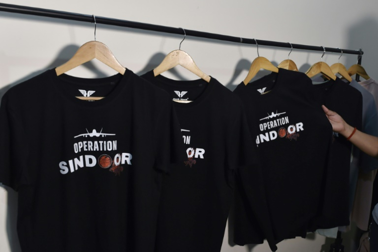Des t-shirts Opération SINDOOR dans une boutique de Ludhiana, en Inde, le 17 mai 2025 ( AFP / Shammi MEHRA )