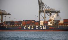 Un porte-conteneurs, CMA CGM Eiffel, est visible dans le port de Dakar