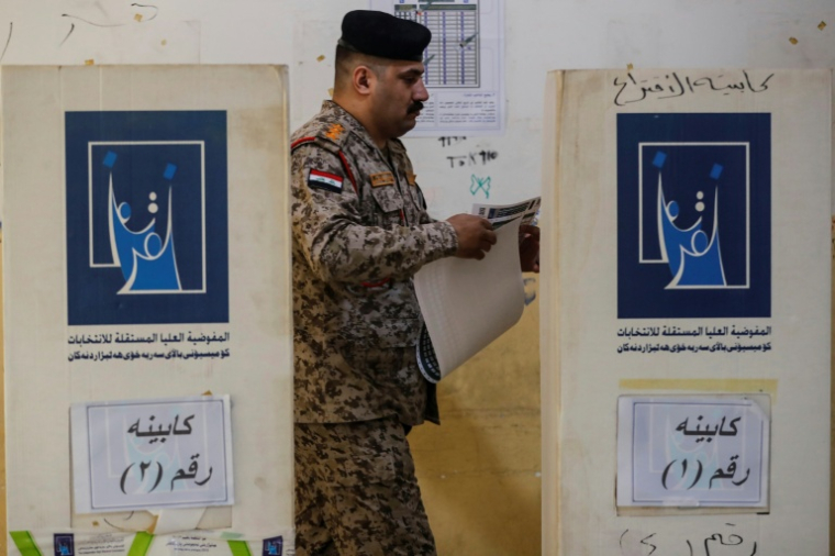 Un soldat irakien vote dans un bureau de vote, lors d'une journée électorale spéciale réservée aux forces de sécurité irakiennes, deux jours avant l'ouverture des urnes au public pour les élections législatives, à Bagdad, le 9 novembre 2025 ( AFP / AHMAD AL-RUBAYE )