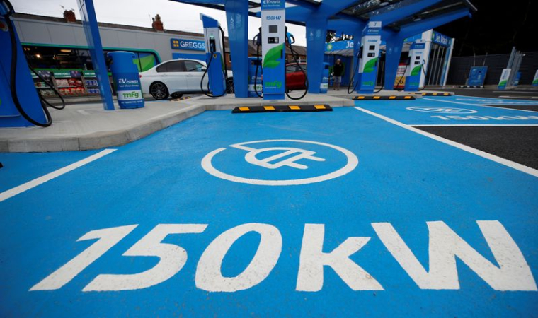 FORTRESS PRÉPARE UNE OFFRE DE 5 MILLIARDS DE LIVRES SUR MOTOR FUEL GROUP, SELON SKY NEWS