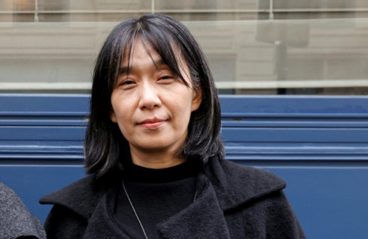 La prix Nobel de littérature coréenne Han Kang, à Paris, le  9 novembre 2023 ( AFP / Geoffroy VAN DER HASSELT )
