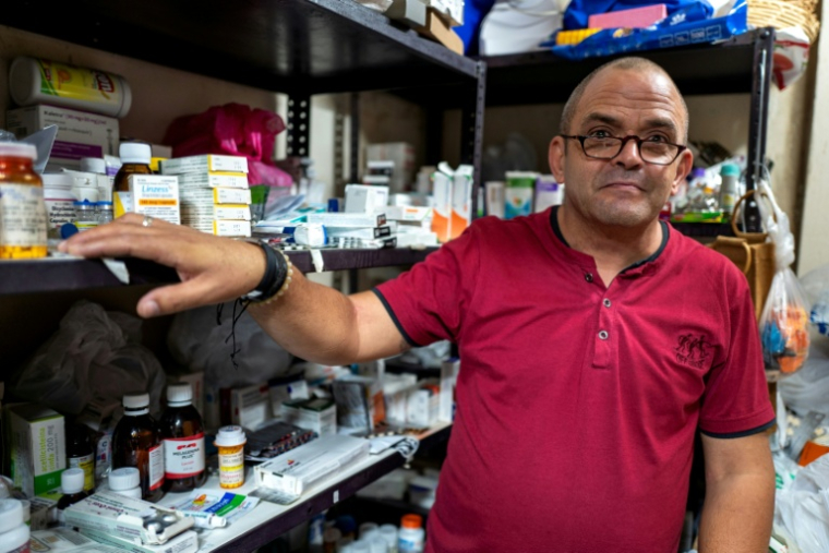 Sergio Cabrera, coordinateur du projet humanitaire Palomas, montre les médicaments collectés, le 28 avril 2025 à La Havane, à Cuba ( AFP / ADALBERTO ROQUE )