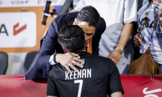 Le Premier ministre néerlandais Rob Jetten embrasse son compagnon, le joueur de hockey d'origine argentine Nicolás Keenan, après un match international de hockey, à Amstelveen aux Pays-Bas, le 18 août 2026 ( ANP / Bas CZERWINSKI )