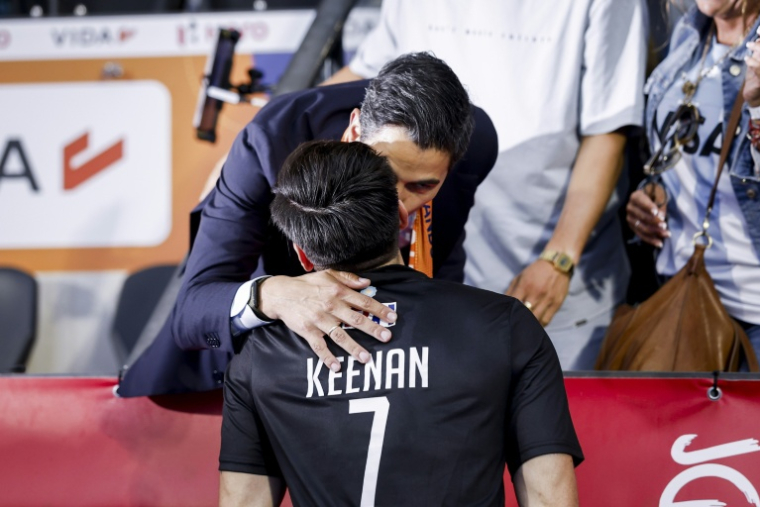 Le Premier ministre néerlandais Rob Jetten embrasse son compagnon, le joueur de hockey d'origine argentine Nicolás Keenan, après un match international de hockey, à Amstelveen aux Pays-Bas, le 18 août 2026 ( ANP / Bas CZERWINSKI )