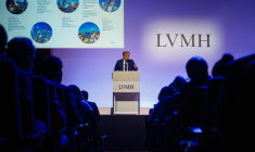 Bernard Arnault présente les résultats 2024 de LVMH le 28 janvier 2025 à Paris. ( AFP / Dimitar DILKOFF )