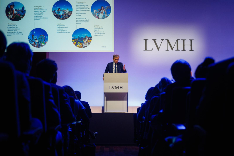 Bernard Arnault présente les résultats 2024 de LVMH le 28 janvier 2025 à Paris. ( AFP / Dimitar DILKOFF )