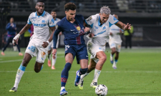 Le milieu de terrain du Paris SG Desiré Doué (au centre) face au Marseillais Facundo Medina (à droite) lors de la finale du Trophée des champions,  au Koweït le 8 janvier 2026 ( AFP / Yasser AL ZAYYAT )