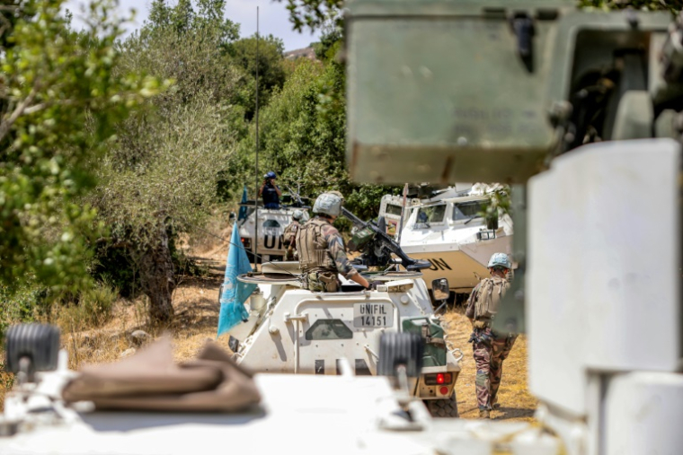 Des soldats de la Force intérimaire des Nations Unies au Liban (Finul) patrouillent en véhicules blindés sur une position anciennement détenue par le mouvement chiite pro-iranien Hezbollah, dans la vallée de Khraibeh à el-Meri, dans le sud du Liban, le 27 août 2025 ( AFP / ANWAR AMRO )