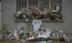 Des fleurs et des hommages devant un silo agricole où a été retrouvé le corps de Lyhanna, 11 ans, à Puycasquier (Gers), le 16 juin 2026 ( AFP / Ed JONES )