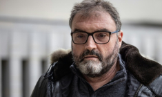 L'anesthésiste Frédéric Péchier, soupçonné de dizaines d'empoisonnements de patients, arrive au tribunal de Besançon, le 8 mars 2023 ( AFP / ARNAUD FINISTRE )