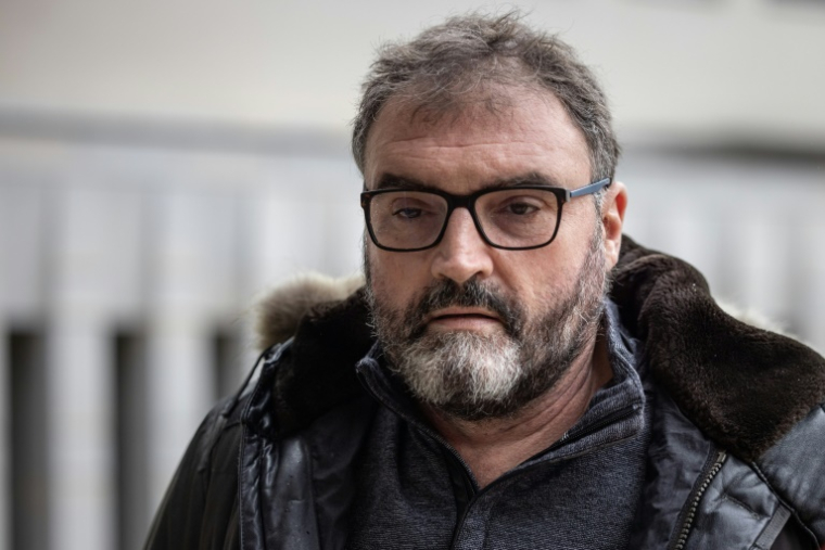 L'anesthésiste Frédéric Péchier, soupçonné de dizaines d'empoisonnements de patients, arrive au tribunal de Besançon, le 8 mars 2023 ( AFP / ARNAUD FINISTRE )