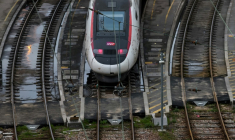 Un train TGV InOui est stationné dans la gare de triage de Charenton-le-pont, pendant une grève des contrôleurs, à Paris, le 16 février 2024 ( AFP / Ian LANGSDON )